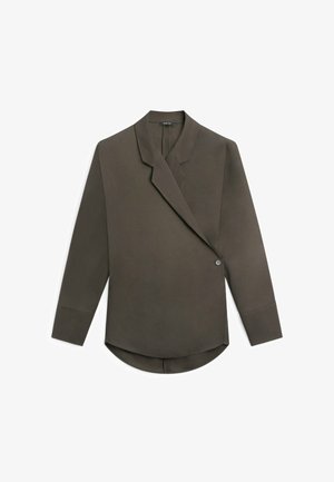 Blouse portefeuille à manches longues vert olive foncé avec devant asymétrique et fermeture par un seul bouton, dotée d'un col cranté et d'un ourlet arrondi.
