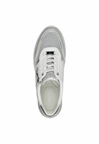 Sneaker bianca con accenti in rete argentata, lacci piatti e zip laterale. Suola ammortizzata e colletto imbottito per il massimo comfort.