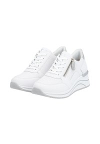 Baskets blanches avec des panneaux en maille et en cuir, dotées d'une fermeture éclair, de lacets et d'une semelle compensée texturée avec un accent gris.