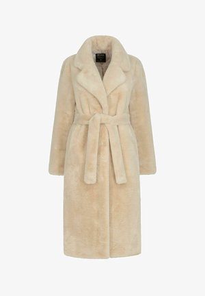 Szlafrok z sztucznego futra w beżowym kolorze, z kołnierzem typu szal, paskiem w talii, długimi rękawami i miękką teksturą. Odpowiedni do ciepłego noszenia i komfortu.