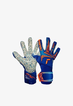 Een paar blauwe keepershandschoenen met oranje en witte accenten, een textuur in de handpalmen voor betere grip, en verstelbare polsbanden.