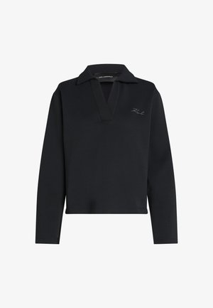 Melna garām piedurknēm polo krekls ar V veida kakla izgriezumu, ar elegantu dizainu un smalku izšūtu logotipu uz krūtīm. Mīksts, gluds auduma tekstūras.