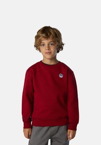 Felpa rossa in misto cotone, con scollatura rotonda e polsini a coste. Include un piccolo logo circolare sul petto e dettagli cuciti.