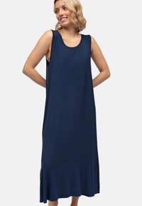 Abito maxi senza maniche blu navy realizzato in tessuto morbido, con scollatura tonda e orlo svasato per una vestibilità rilassata.