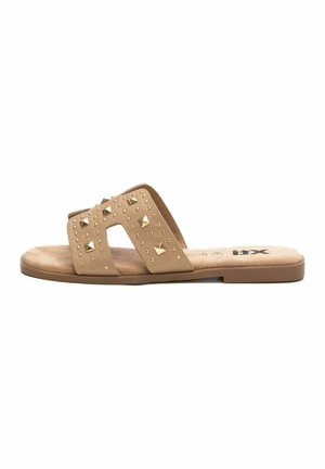 Chanclas de color marrón con tiras anchas, acentos de tachuelas y una plantilla de textura suave. Suela plana con un diseño sencillo y punta abierta.