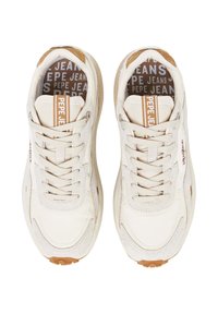 Zapatillas Pepe Jeans en beige y blanco con diseño de cordones, detalles en marrón y plantillas de marca vistas desde arriba sobre un fondo blanco.