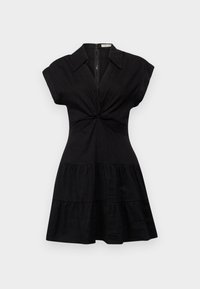 Svart klänning med krage, korta ärmar och twists fram. Har en figurnära bodice och en lager-på-lager kjol. Tillverkad av slät tyg med subtil textur.