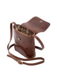 Borsa a tracolla in pelle marrone con una texture liscia, chiusura a scatto, tracolla regolabile e foderatura a quadri all'interno. Forma rettangolare compatta.