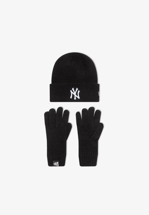 Conjunto de gorro de punto negro y guantes fabricados con tela texturizada. El gorro presenta un logo blanco en el puño; los guantes tienen extremos acanalados y una etiqueta con el logo.