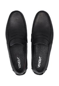 Schwarze Leder-Loafers mit strukturiertem Obermaterial, gesteppten Details und Logo auf der Innensohle; runde Zehenform und Slipper-Design.