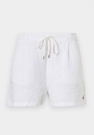 Λευκά λινά σορτς με ελαστική μέση και μπροστινό κορδόνι, εφαρμοστή γραμμή, με μικρό κεντητό λογότυπο κοντά στο τελείωμα.