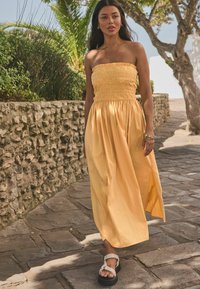 Next BANDEAU-REGULAR FIT - Rochie maxi - yellow