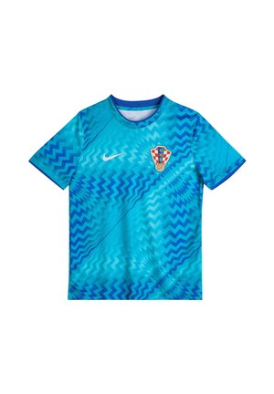 Niebieska sportowa koszulka z krótkim rękawem z wzorem zygzak, logo Nike na prawej piersi oraz czerwoną i białą, szachownicową tarczą na lewej piersi.