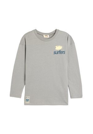 Szary bawełnowy T-shirt z długim rękawem z napisem "surfers" w kolorze niebieskim, szczegóły logo oraz małą metką z grafiką fali na dolnym mankiecie.