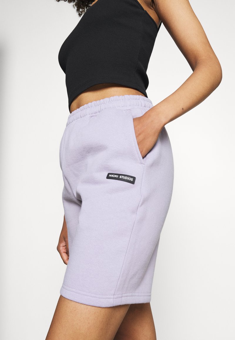 Damen Kleider | Nicki Studios LOGO COLLAGE Shorts violet ice/flieder - TY35025 Damen Kleider | Nicki Studios LOGO COLLAGE Shorts violet ice/flieder - TY35025