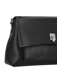 Fekete bőr kézitáska fedeles záródással, ezüst kapoccsal. Sima felületű, szabályos alakú, részletes varrással.