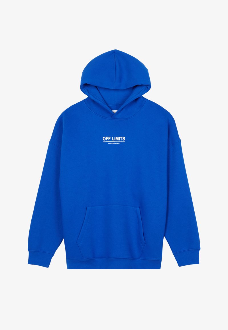 Mėlynas gobtuvas, pagamintas iš medvilnės ir sintetinių pluoštų mišinio, su kengūrų kišene, raibomis rankovėmis ir balta užrašu "OFF LIMITS" priekyje.