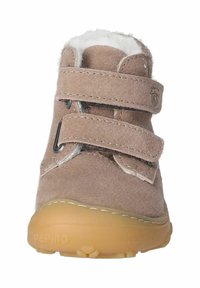 Braune Wildlederstiefelette mit weißem Kunstfellfutter, zwei verstellbaren Klettverschlüssen, Gummisohle und eingeprägtem Logodetail.