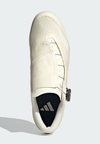 Weißer Radschuh mit strukturiertem Obermaterial, Klettverschluss und Drehverschluss. Verfügt übereine schwarze Innensohle mit Logo und einer geschwungenen Form.