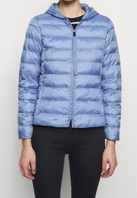 Jasnoniebieska, pikowana kurtka puchowa z zamkiem z przodu, kapturem i długimi rękawami, o gładkiej, błyszczącej fakturze i elastycznymi mankietami.