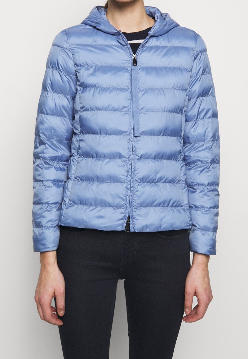 Jasnoniebieska, pikowana kurtka puchowa z zamkiem z przodu, kapturem i długimi rękawami, o gładkiej, błyszczącej fakturze i elastycznymi mankietami.