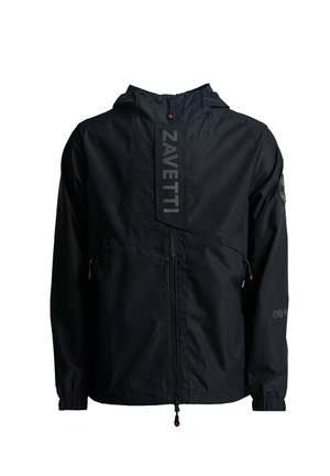 Giacca leggera nera con cappuccio, dotata di chiusura zip frontale, polsini elasticizzati e dettagli riflettenti; logo stampato verticalmente nella zona del petto.