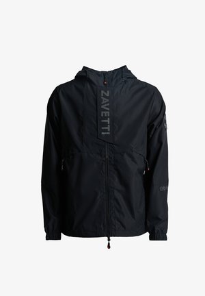 Czarna, lekka kurtka z kapturem z suwakiem z przodu, elastycznymi mankietami i odblaskowymi akcentami; logo nadrukowane pionowo na klatce piersiowej.