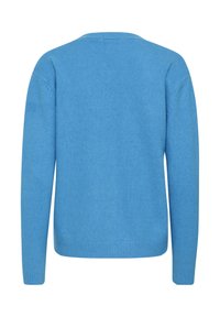 Modrý svetr vyrobený z měkké látky, s kulatým výstřihem, dlouhými rukávy a lemováním na manžetách a spodním okraji, které má hladkou strukturu.