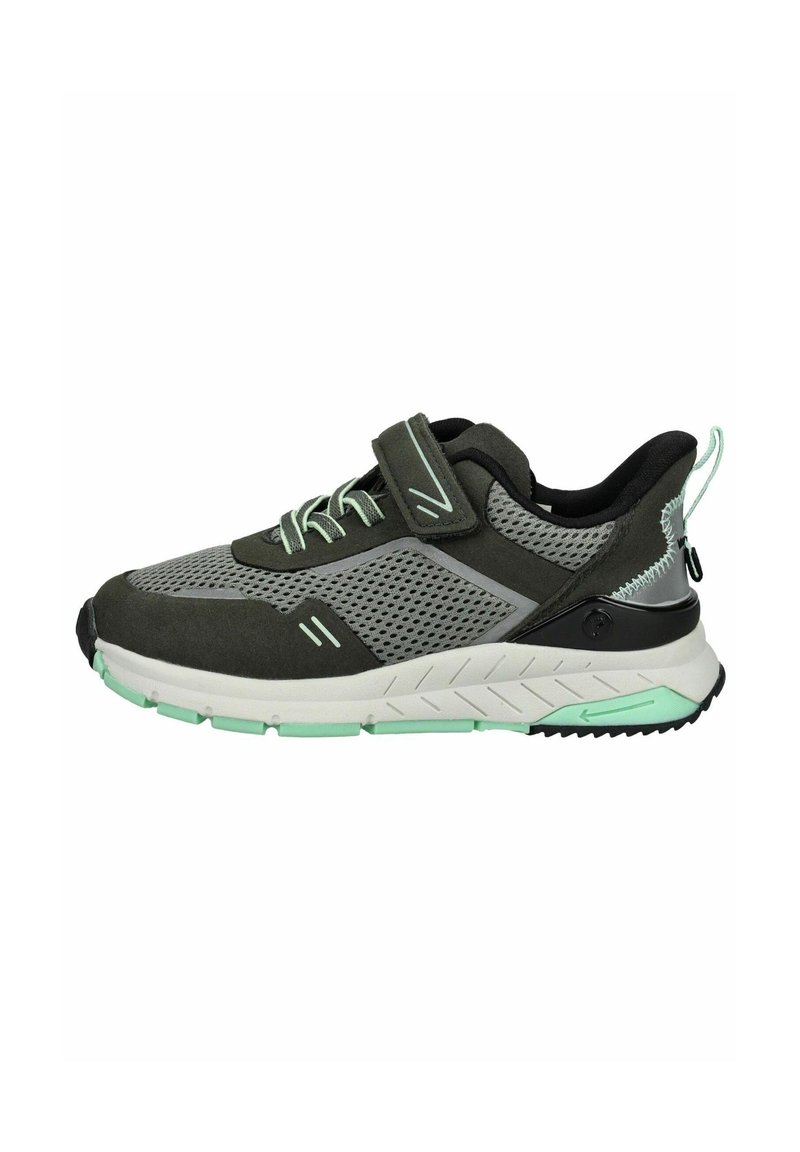 Zapatillas deportivas con parte superior de malla gris, acentos de ante negro, suela verde claro y una correa de velcro para un ajuste seguro. Diseño texturizado.