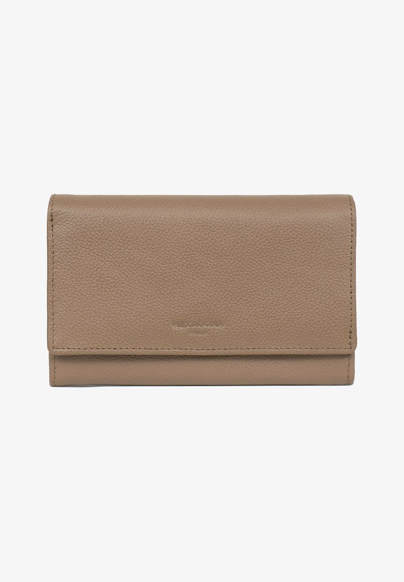 Bruine leren portemonnee met een gestructureerde afwerking; beschikt over een opklapbaar ontwerp en een reliëflogo aan de voorkant. Afmetingen zijn compact en praktisch.