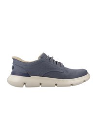 Blauwe canvas sneakers met grijze veters, beige accenten en een dikke, witte rubberen zool met een ribbeltextuur.