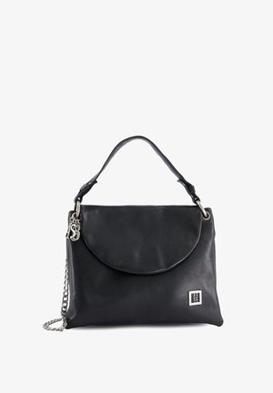 Zwarte lederen handtas met een gebogen klep en kettingband. Voorzien van metalen accenten en een klein logo-plaatje. Gladde textuur en gestructureerde vorm.
