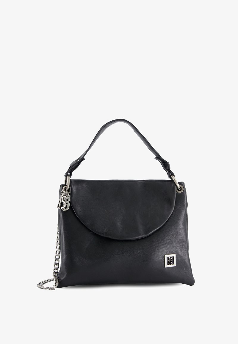 Zwarte lederen handtas met een gebogen klep en kettingband. Voorzien van metalen accenten en een klein logo-plaatje. Gladde textuur en gestructureerde vorm.