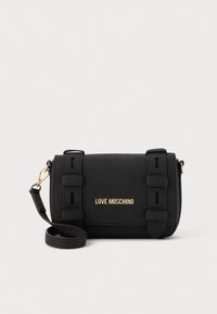 Schwarze rechteckige Umhängetasche mit verstellbarem Schulterriemen, Vorderseite mit Schnallen-Details und goldfarbigem "LOVE MOSCHINO" Schriftzug.
