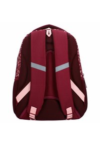 Väskan i maroon med blommönstrade sidor, vadderad mesh-baksidan, justerbara rosa remmar och reflektorer på axelremmarna.