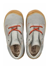 Zapatos infantiles de cuero gris con cordones naranjas, puntera redonda, costuras en contraste y suelas de goma con acabado texturizado.