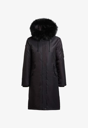 Parka acolchada negra con capucha con borde de piel, cremallera frontal, dos bolsillos laterales y un bolsillo adicional en la manga.