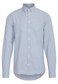 Camisa abotonada de color azul claro con mangas largas, cuello puntiagudo y dobladillo curvado. Hecha de una tela suave, con botones blancos y costuras sutiles.