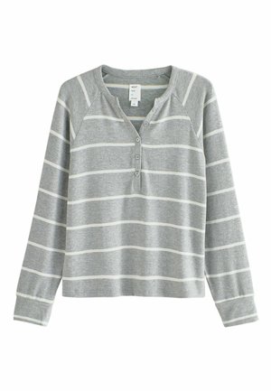 Cămașă gri cu mânecă lungă, cu dungi albe orizontale, având un guler henley, trei nasturi și mâneci raglan dintr-un material moale.
