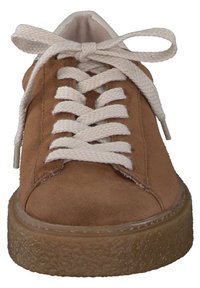 Sneaker in suede marrone con lacci bianchi, suola in gomma e punta arrotondata. Presenta una superficie testurizzata e un design semplice e pulito.