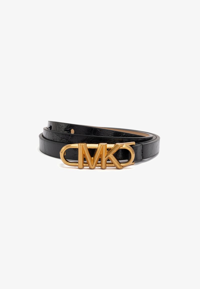 Zwarte leren riem met een gestructureerde afwerking, ontworpen met een goudkleurige "MK" logo gesp en meerdere verstelgaten.