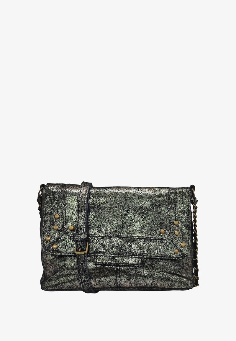 Pochette noire métallisée avec une finition texturée, clous dorés, une bandoulière en chaîne amovible et un rabat. Comprend une poche avant.