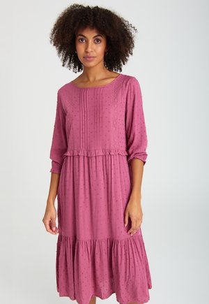 Midi šaty z mauve látky s textúrovanými bodkami, s tromi štvrtinovými rukávmi, okrúhlym výstrihom a vrstveným volánovým lemom.