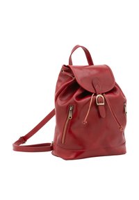 Sac à dos en cuir rouge avec un rabat repliable, des sangles ajustables et deux poches zippées. Texture lisse avec un léger éclat.
