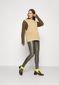 ONLY MATERNITY OLMCOOL COATED - Leggings - Calças - beluga