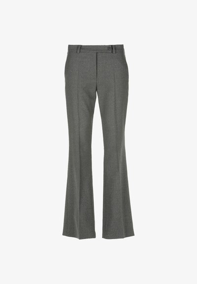 Pelēki plati bikši, izgatavoti no strukturētas auduma, ar priekšējiem krokiem, sānu kabatām un vienu pogu aizdari viduklī.