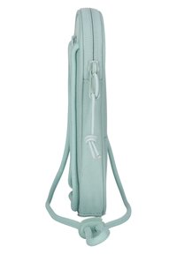 Úzká mátově zelená látková taštička se zipem a nastavitelným popruhem na šňůrku připevněným plastovým zámkem.