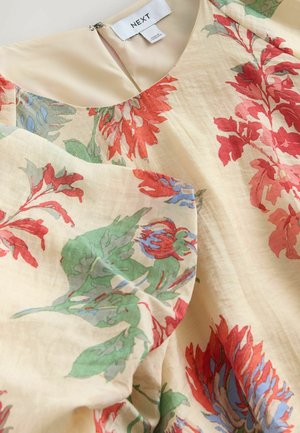 Blumenmotiv Kleid mit einem cremefarbenen Hintergrund und lebhaften roten, blauen und grünen Blumenmustern; leichtes Material und runder Ausschnitt.