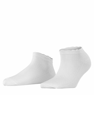 Białe skarpetki sięgające do kostek, wykonane z miękkiego materiału, z falbaniastym brzegiem u góry i teksturowanymi kropkowanymi wzorami po bokach. Minimalistyczny design.