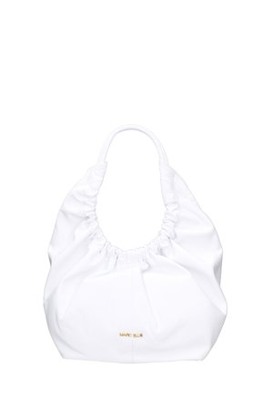 Borsa a mano bianca in pelle con design arricciato, manico singolo e piccolo logo dorato sul davanti. Tessuto liscio e forma arrotondata.
